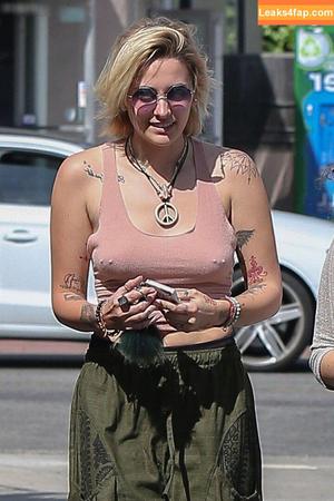 Paris Jackson photo #0035