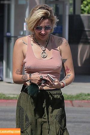 Paris Jackson photo #0040