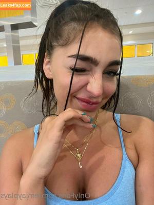 Emily Rinaudo photo #0052