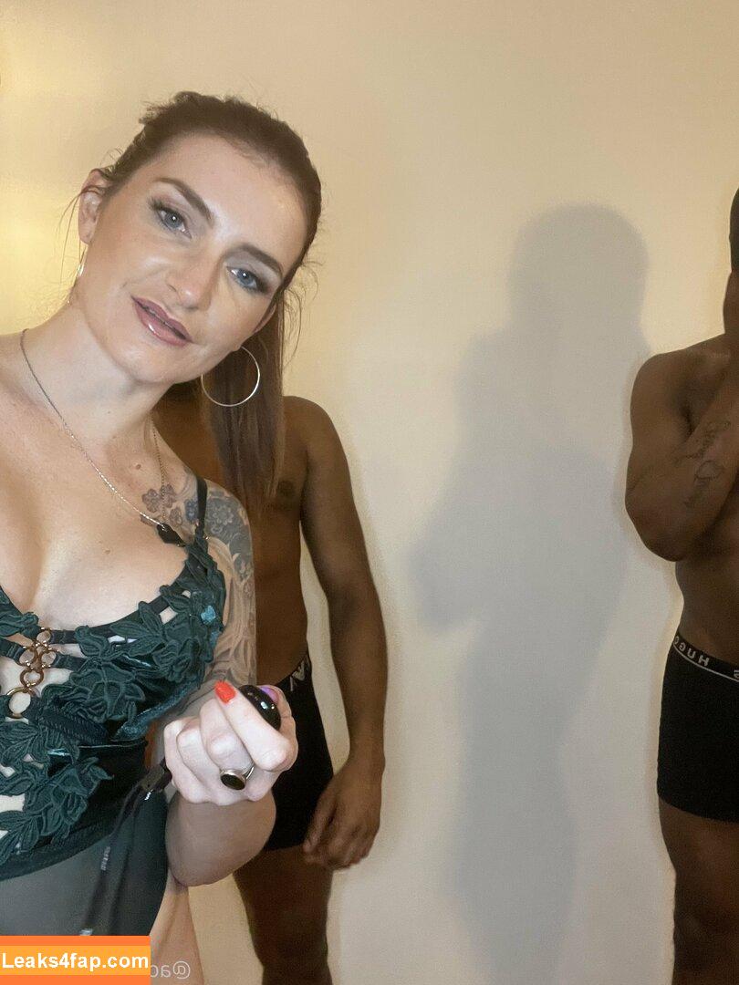 adreenacuckoldress /  leaked photo photo #0139