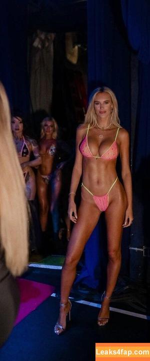 AI Generated Celebrity Nudes photo #1364