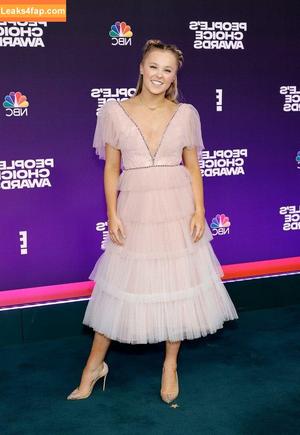 AI Generated Celebrity Nudes photo #1397