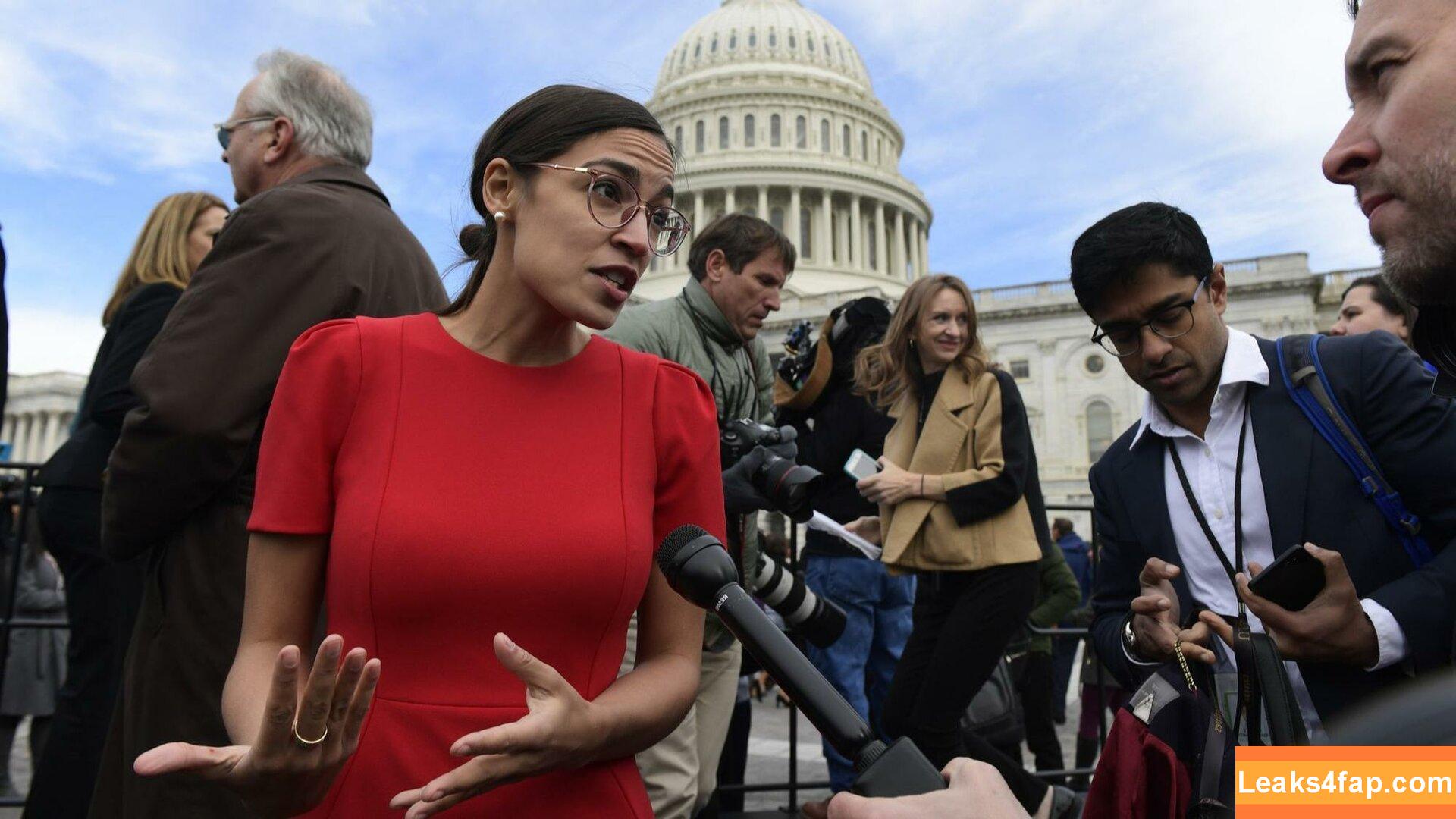 Alexandria Ocasio-Cortez / AOC / Alexandria Ocasio Cortez слитое фото фото #0021