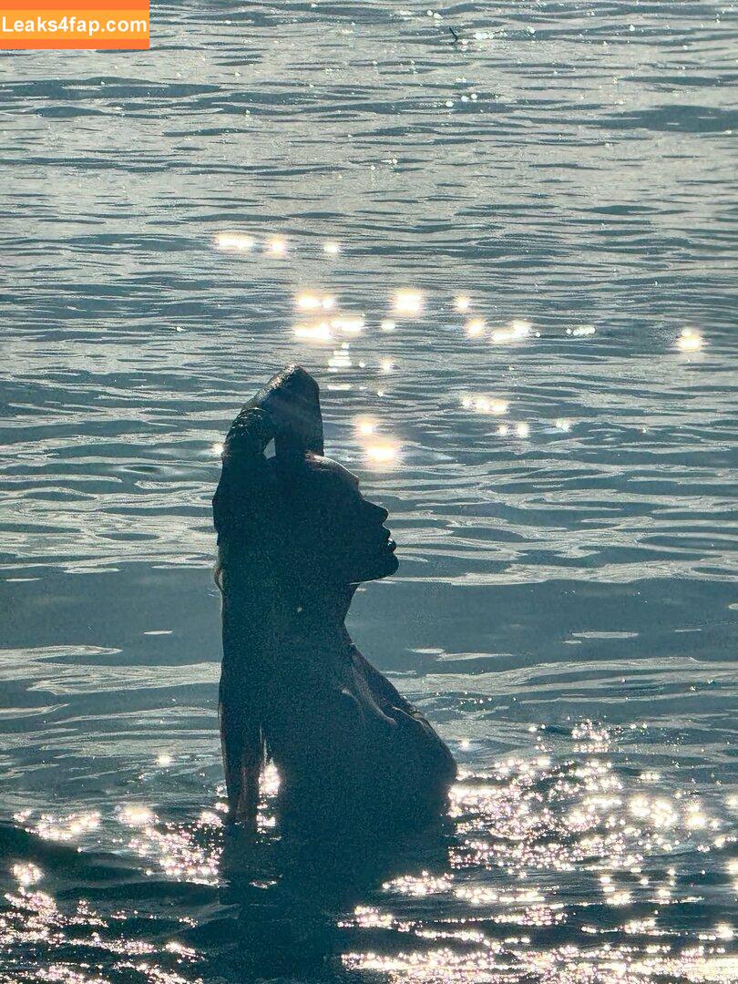 Alexis Ren / alexisren / alexisreng / alexxissren leaked photo photo #1566