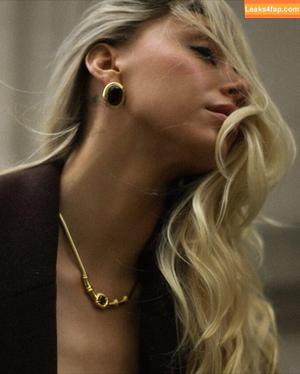 Alexis Ren photo #1601