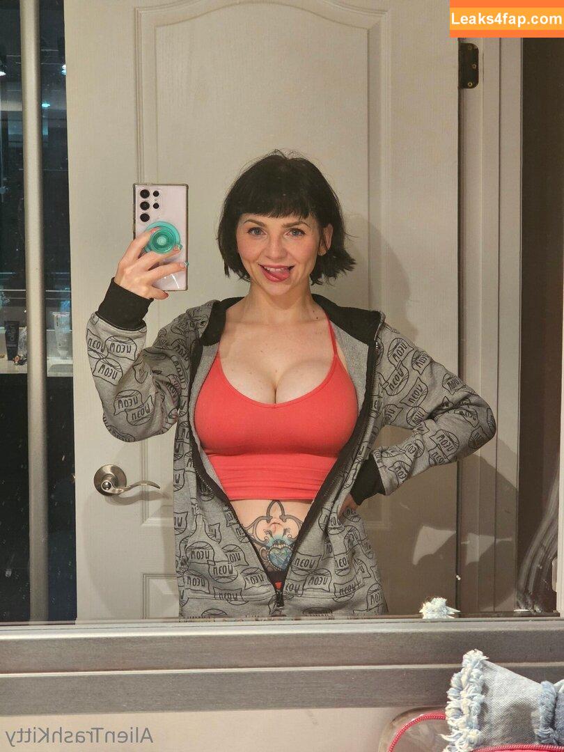 alientrashkitty69 /  leaked photo photo #0001