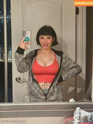 alientrashkitty69 photo #0001