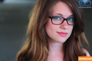 Allie Goertz photo #0084