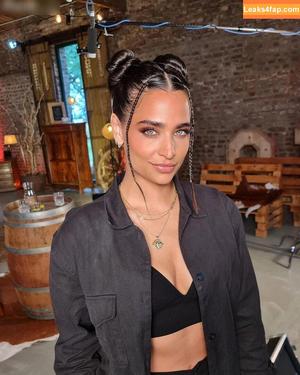 Amira Pocher photo #0102