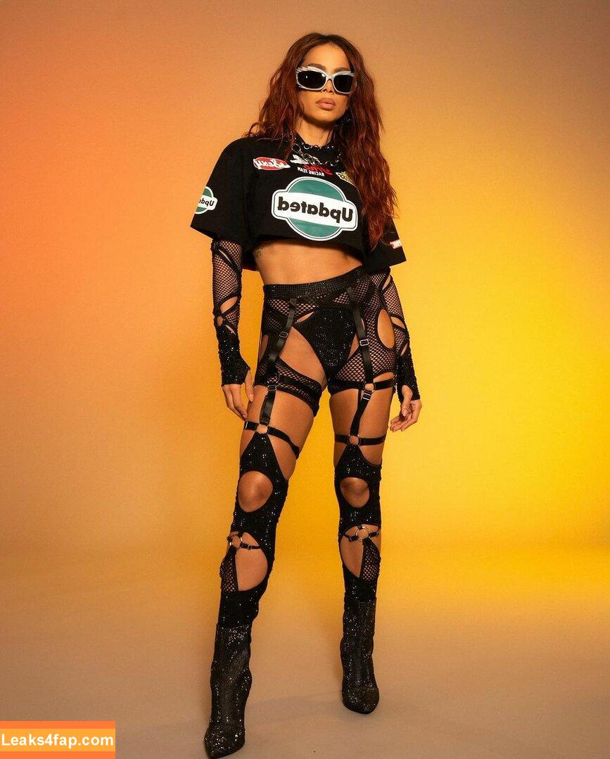 Anitta / AnittaOficial / https: слитое фото фото #0549