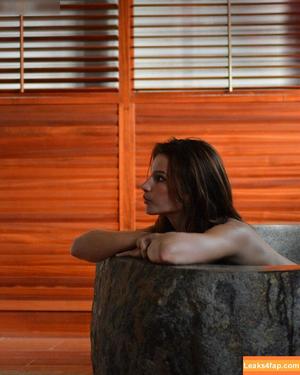 Anna Arevalo photo #0061