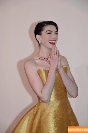 Anne Hathaway photo #2071