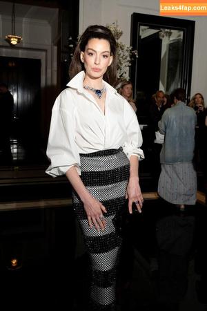 Anne Hathaway photo #2175