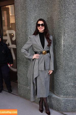 Anne Hathaway photo #2324