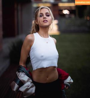 Anne Winters photo #0088