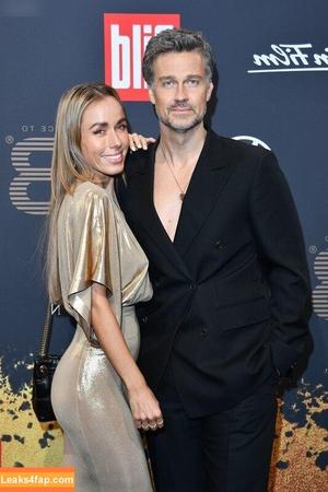 Annemarie Carpendale photo #0542