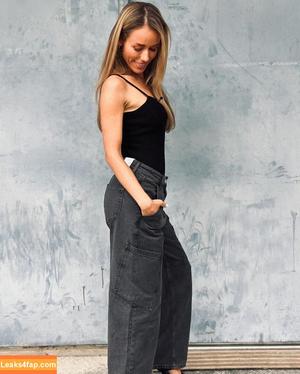Annemarie Carpendale photo #0685