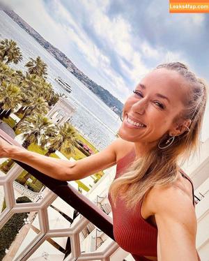Annemarie Carpendale photo #0767