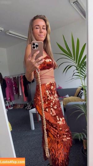 Annemarie Carpendale photo #0811