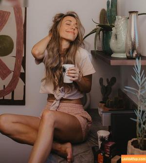 Annemarie Carpendale photo #0819