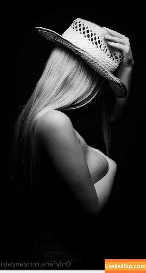 Anya Truax photo #0144