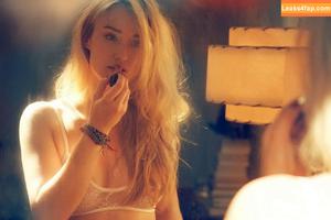 Ashley Johnson photo #0005