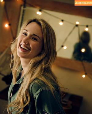 Ashley Johnson photo #0010