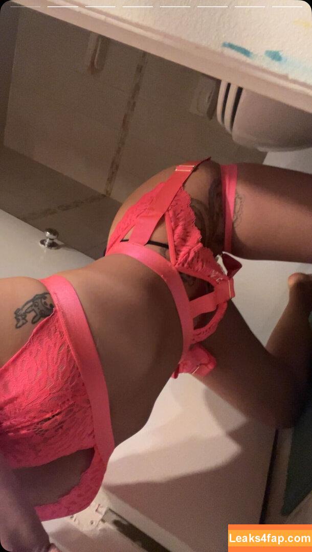 Ashleyluv101 / lbootyluv leaked photo photo #0257