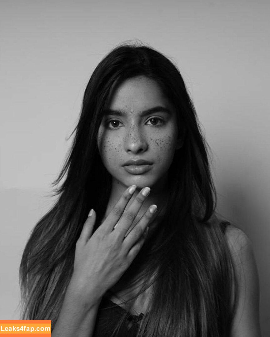 Aurora Sinclair / aurora_lights_ee / aurora_sinclair_ leaked photo photo #0002