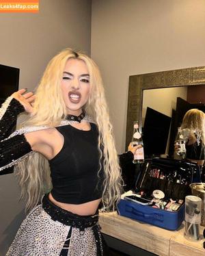 Ava Max photo #0400