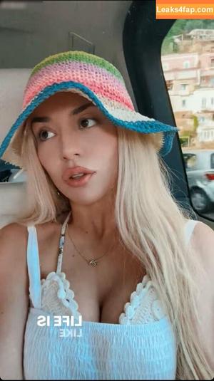 Ava Max photo #0880