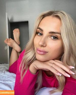 Bare Feet photo #0065