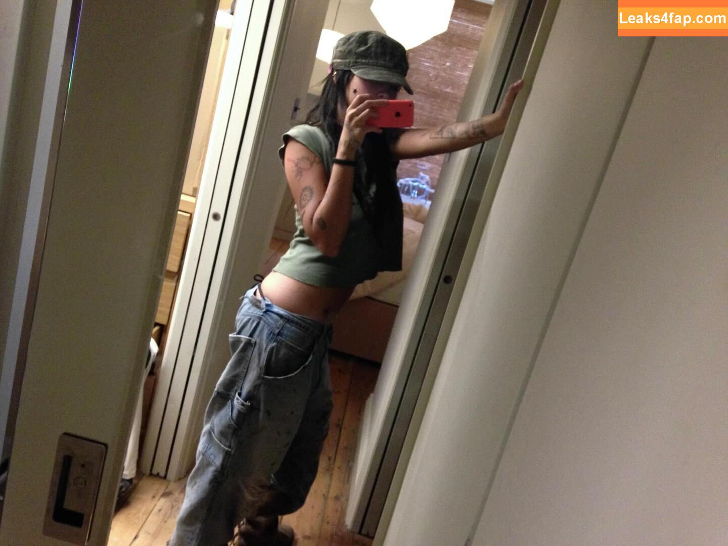 Beabadoobee / beatrice laus / oddlydew / radvxz leaked photo photo #0046