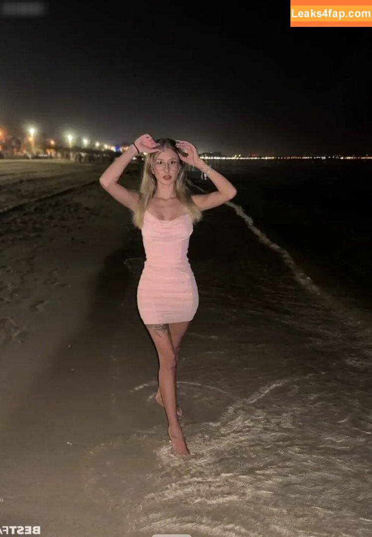 bella_dmn /  leaked photo photo #0010
