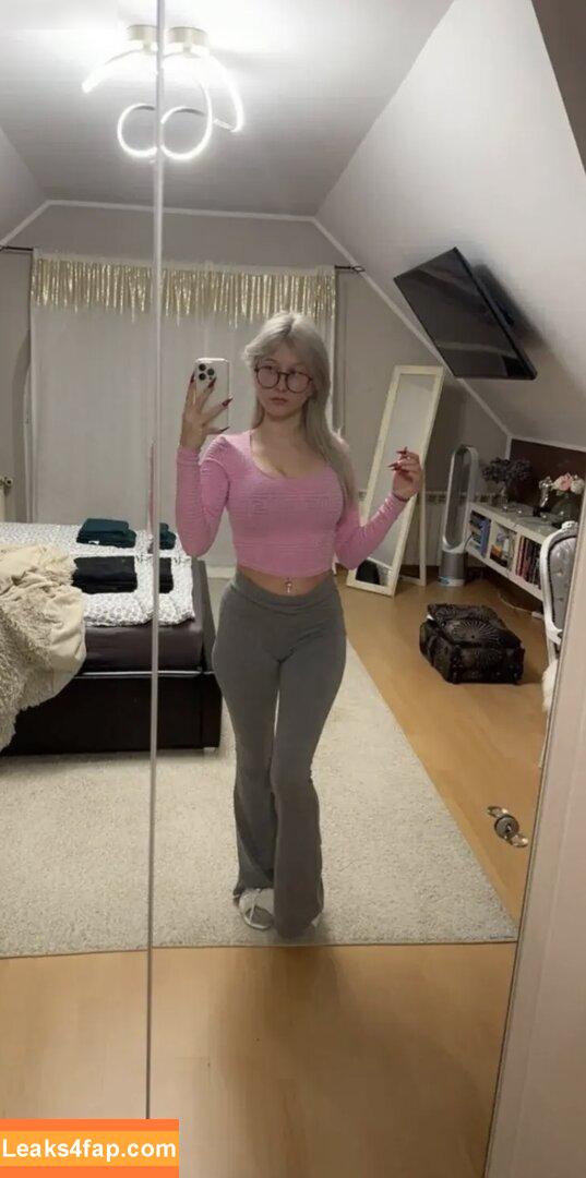bella_dmn /  leaked photo photo #0011