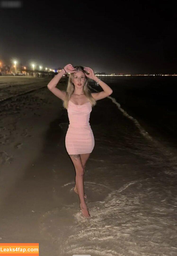 bella_dmn /  leaked photo photo #0027