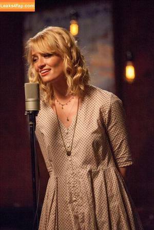 Beth Behrs photo #0145