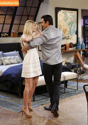 Beth Behrs photo #0173