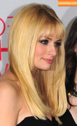 Beth Behrs photo #0174