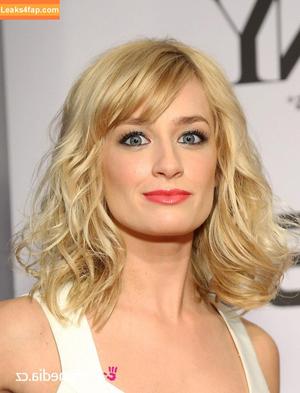 Beth Behrs photo #0188
