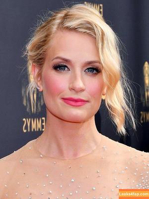 Beth Behrs photo #0190