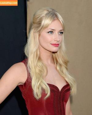 Beth Behrs photo #0196