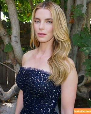 Betty Gilpin photo #0129