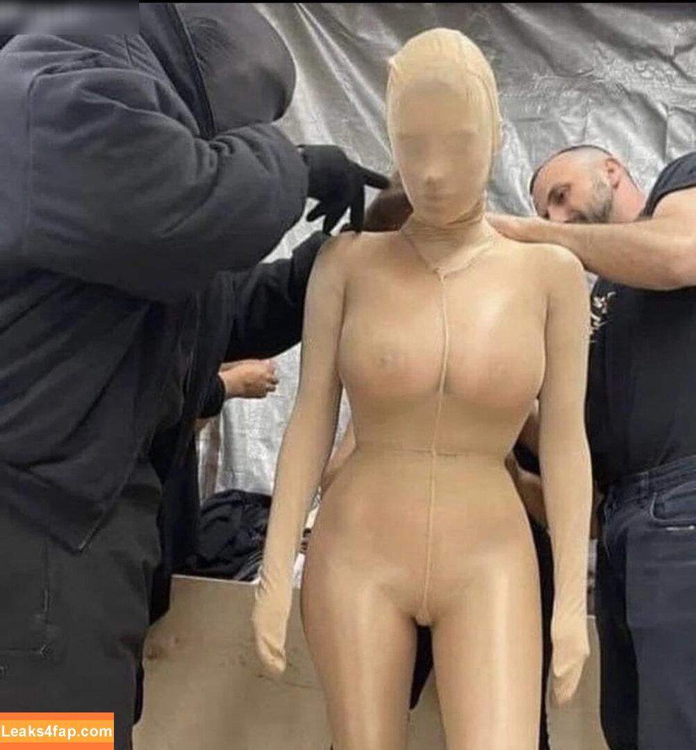 Bianca Censori / bianca.censori_official / biancacensori_official слитое фото фото #0539