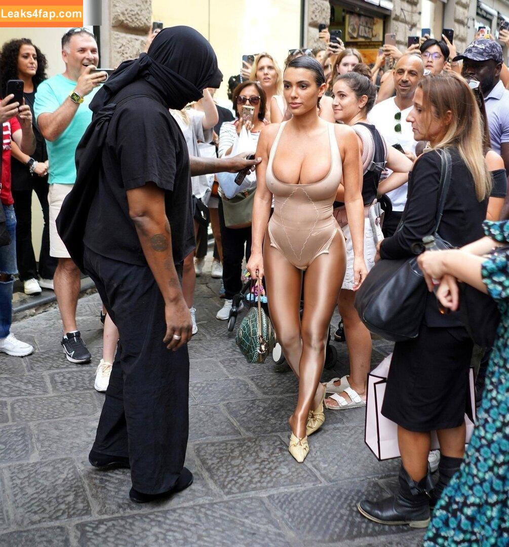 Bianca Censori / bianca.censori_official / biancacensori_official слитое фото фото #0579