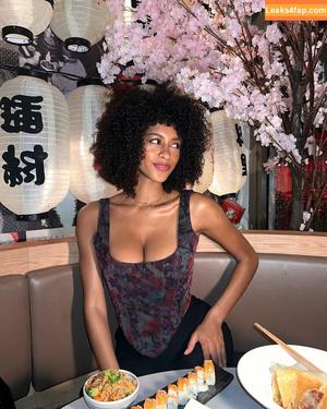 Briana Smith photo #0045
