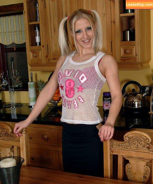 British 00's Porn / iamthirtyaf leaked photo photo #0384