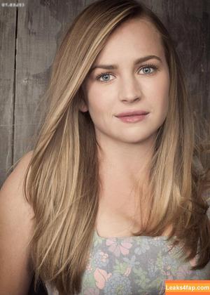 Britt Robertson photo #0088