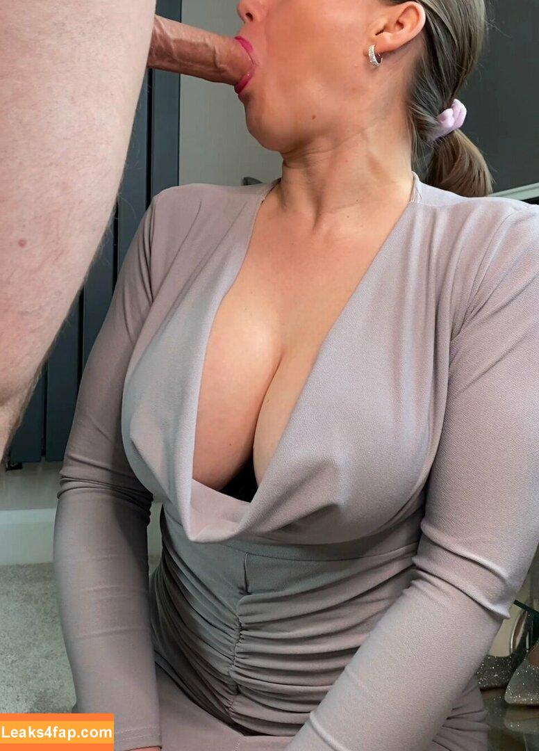 Busty Hotwife / Su The Hotwife / busty__hotwife / susan_goodwife leaked photo photo #0012