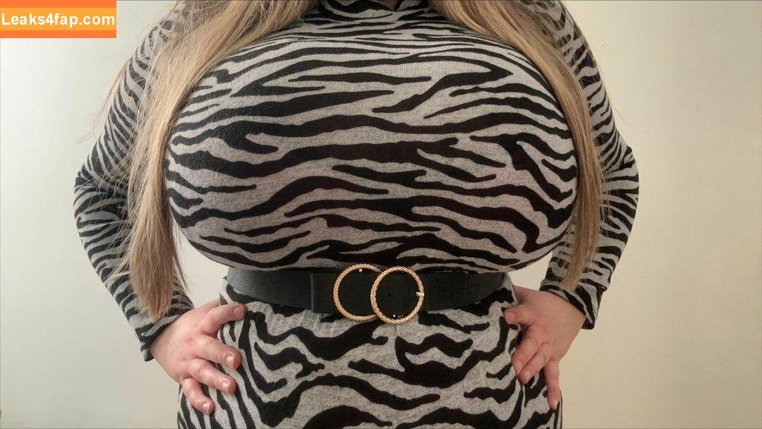 bustyqueen32m / the_32m_queen leaked photo photo #0061